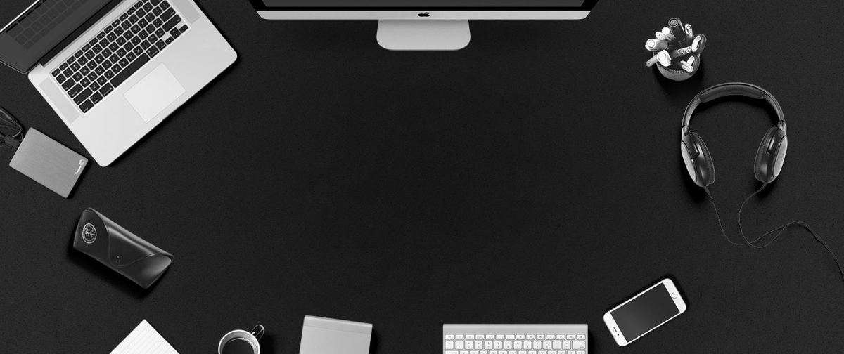 Mac und iPhone auf einem Bürotisch